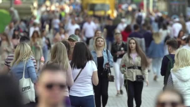 Multidão de pessoas em uma rua de cidade, câmera lenta, Kiev, Ucrânia. — Vídeo de Stock