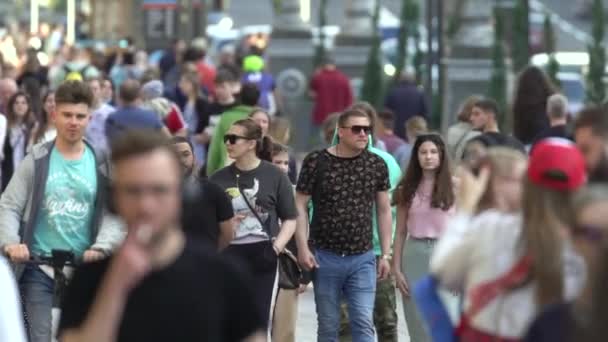 Menigte van mensen op een stad straat, slow motion, Kiev, Oekraïne. — Stockvideo