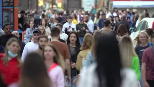 Multitud de personas en una calle de la ciudad, cámara lenta, Kiev, Ucrania. — Vídeo de stock