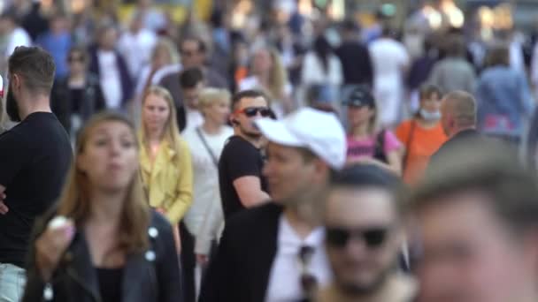 Folle di persone in una strada della città, rallentatore, Kiev, Ucraina. — Video Stock