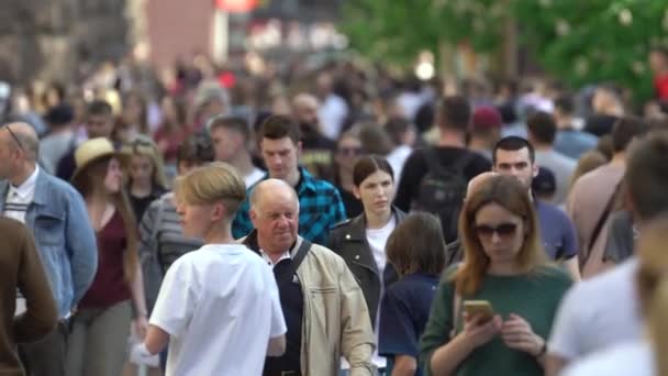 Folle di persone in una strada della città, rallentatore, Kiev, Ucraina. — Video Stock