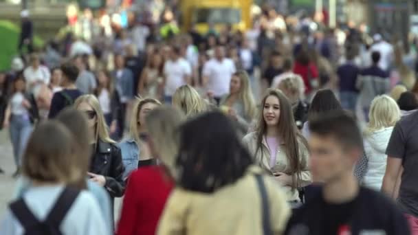 Menigte van mensen op een stad straat, slow motion, Kiev, Oekraïne. — Stockvideo