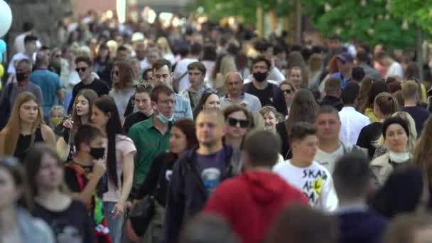 Tłum ludzi na ulicy miejskiej, zwolnione tempo, Kijów, Ukraina. — Wideo stockowe