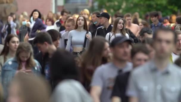 Bir şehir caddesindeki kalabalık, ağır çekim, Kyiv, Ukrayna. — Stok video