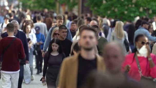 Tłum ludzi na ulicy miejskiej, zwolnione tempo, Kijów, Ukraina. — Wideo stockowe