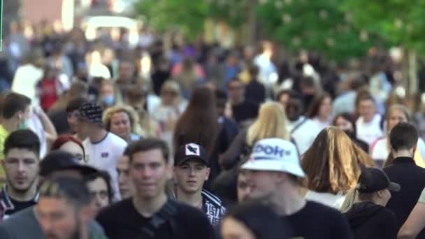 Menigte van mensen op een stad straat, slow motion, Kiev, Oekraïne. — Stockvideo