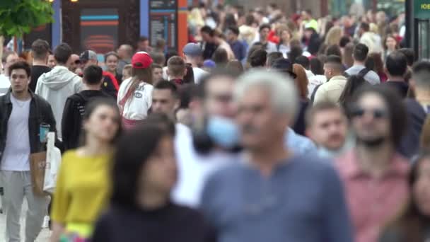 Multitud de personas en una calle de la ciudad, cámara lenta, Kiev, Ucrania. — Vídeos de Stock