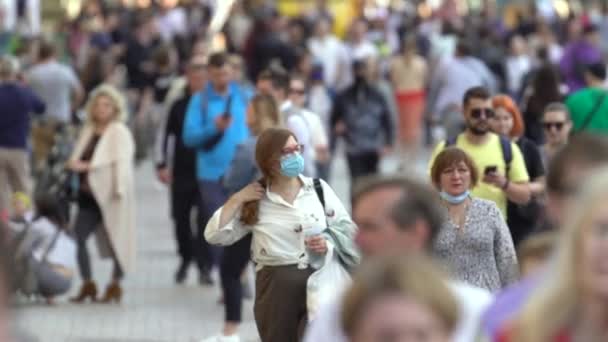 Πλήθος ανθρώπων σε ένα δρόμο της πόλης, αργή κίνηση, Κίεβο, Ουκρανία. — Αρχείο Βίντεο