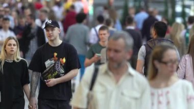 Bir şehir caddesindeki kalabalık, ağır çekim, Kyiv, Ukrayna.