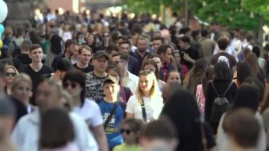 Bir şehir caddesindeki kalabalık, ağır çekim, Kyiv, Ukrayna.