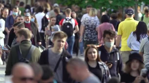Πλήθος ανθρώπων σε ένα δρόμο της πόλης, αργή κίνηση, Κίεβο, Ουκρανία. — Αρχείο Βίντεο