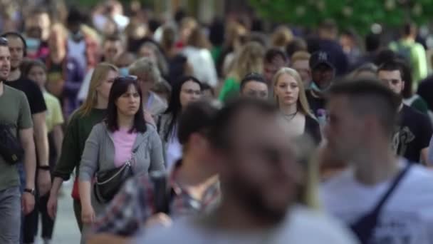 Menigte van mensen op een stad straat, slow motion, Kiev, Oekraïne. — Stockvideo