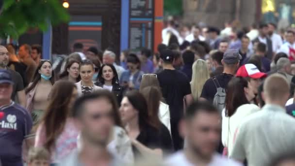 Dav lidí na městské ulici, zpomalení, Kyjev, Ukrajina. — Stock video