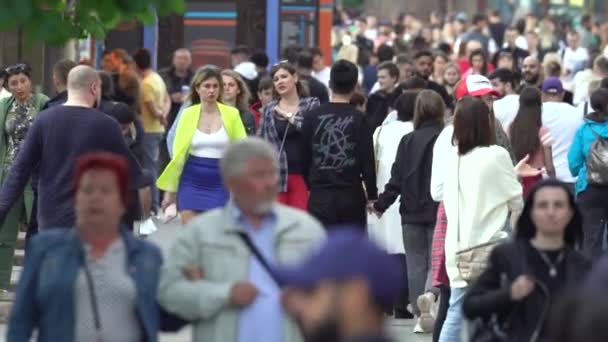 Menigte van mensen op een stad straat, slow motion, Kiev, Oekraïne. — Stockvideo