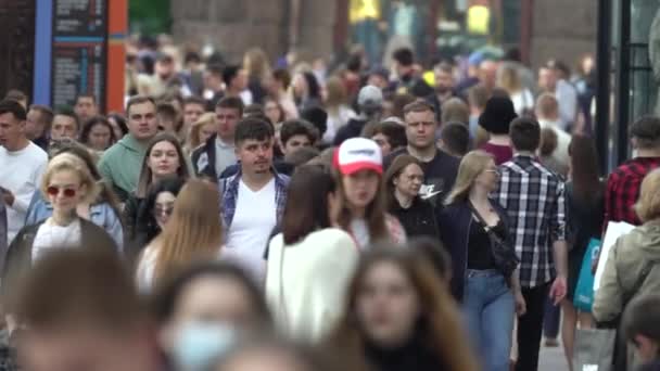 Multitud de personas en una calle de la ciudad, cámara lenta, Kiev, Ucrania. — Vídeos de Stock