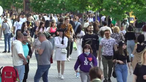 Multidão de pessoas em uma rua de cidade, câmera lenta, Kiev, Ucrânia. — Vídeo de Stock