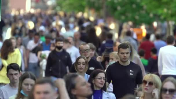 Tłum ludzi na ulicy miejskiej, zwolnione tempo, Kijów, Ukraina. — Wideo stockowe