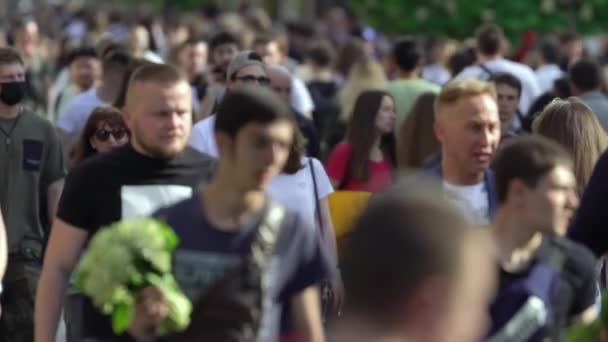 Multidão de pessoas em uma rua de cidade, câmera lenta, Kiev, Ucrânia. — Vídeo de Stock