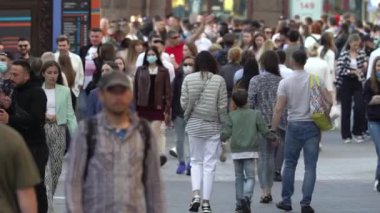 Bir şehir caddesindeki kalabalık, ağır çekim, Kyiv, Ukrayna.