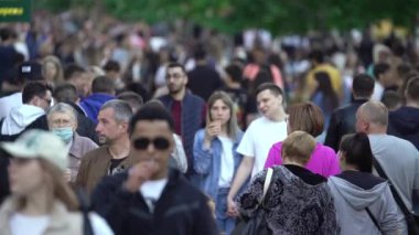 Bir şehir caddesindeki kalabalık, ağır çekim, Kyiv, Ukrayna.