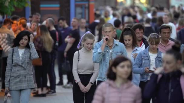 Menigte van mensen op een stad straat, slow motion, Kiev, Oekraïne. — Stockvideo