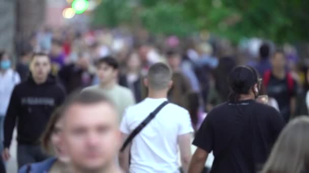 Multidão de pessoas em uma rua de cidade, câmera lenta, Kiev, Ucrânia. — Vídeo de Stock