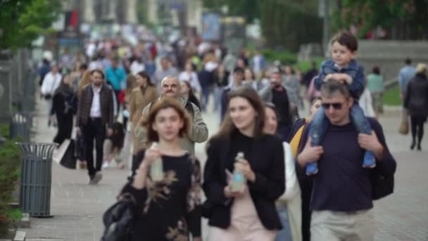 Multitud de personas en una calle de la ciudad, cámara lenta, Kiev, Ucrania. — Vídeo de stock