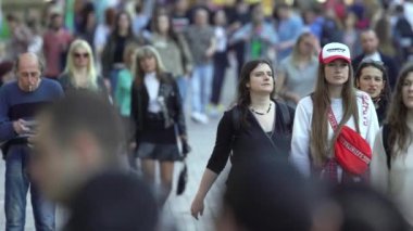 Bir şehir caddesindeki kalabalık, ağır çekim, Kyiv, Ukrayna.