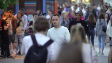 Bir şehir caddesindeki kalabalık, ağır çekim, Kyiv, Ukrayna.