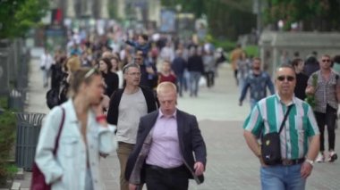 Bir şehir caddesindeki kalabalık, ağır çekim, Kyiv, Ukrayna.