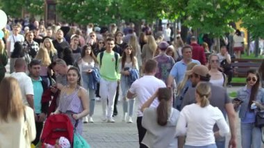 Bir şehir caddesindeki kalabalık, ağır çekim, Kyiv, Ukrayna.