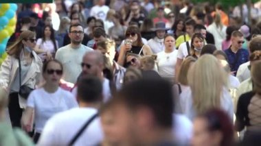 Bir şehir caddesindeki kalabalık, ağır çekim, Kyiv, Ukrayna.