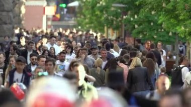 Bir şehir caddesindeki kalabalık, ağır çekim, Kyiv, Ukrayna.