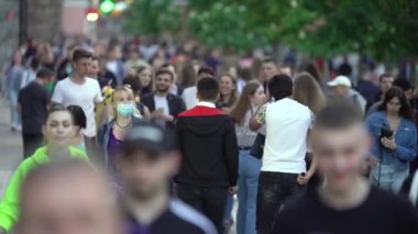 Bir şehir caddesindeki kalabalık, ağır çekim, Kyiv, Ukrayna.
