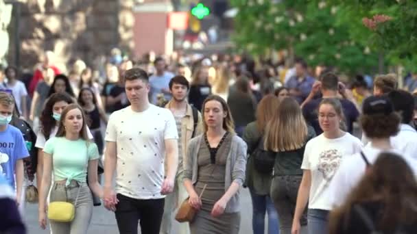 Crowd of people on a city street, slow motion, Kyiv, Ukraine. — Stock Video