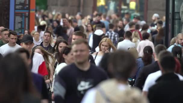 Menigte van mensen op een stad straat, slow motion, Kiev, Oekraïne. — Stockvideo