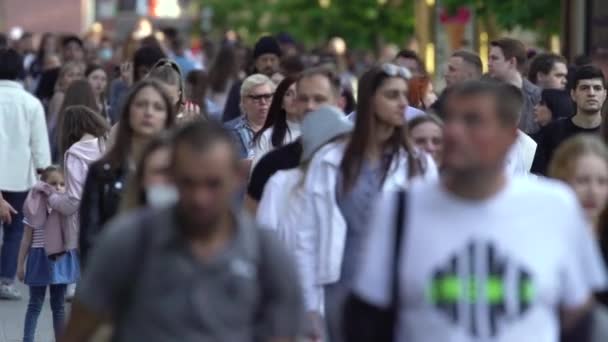 Multitud de personas en una calle de la ciudad, cámara lenta, Kiev, Ucrania. — Vídeos de Stock