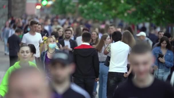 Bir şehir caddesindeki kalabalık, ağır çekim, Kyiv, Ukrayna. — Stok video