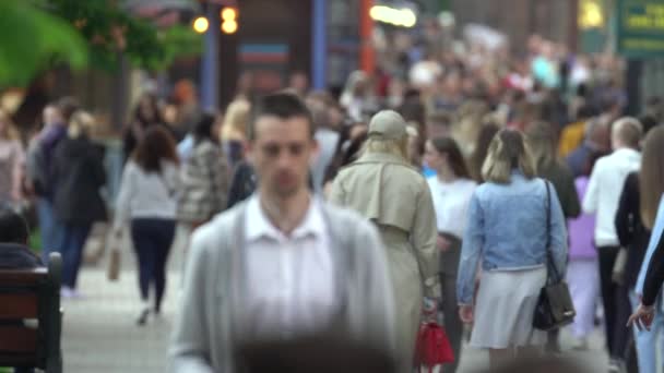 Multitud de personas en una calle de la ciudad, cámara lenta, Kiev, Ucrania. — Vídeos de Stock