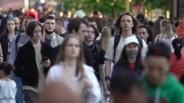 Menigte van mensen op een stad straat, slow motion, Kiev, Oekraïne. — Stockvideo