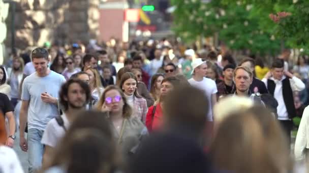 Multitud de personas en una calle de la ciudad, cámara lenta, Kiev, Ucrania. — Vídeos de Stock