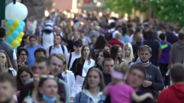 Tłum ludzi na ulicy miejskiej, zwolnione tempo, Kijów, Ukraina. — Wideo stockowe