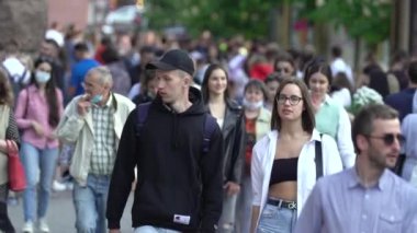 Bir şehir caddesindeki kalabalık, ağır çekim, Kyiv, Ukrayna.