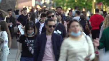 Bir şehir caddesindeki kalabalık, ağır çekim, Kyiv, Ukrayna.