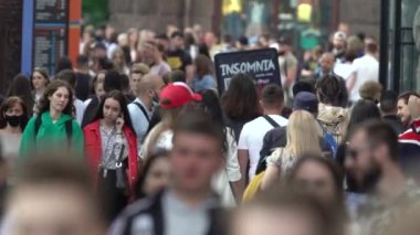 Bir şehir caddesindeki kalabalık, ağır çekim, Kyiv, Ukrayna.