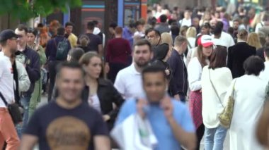 Bir şehir caddesindeki kalabalık, ağır çekim, Kyiv, Ukrayna.