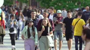 Bir şehir caddesindeki kalabalık, ağır çekim, Kyiv, Ukrayna.