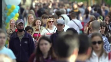 Bir şehir caddesindeki kalabalık, ağır çekim, Kyiv, Ukrayna.