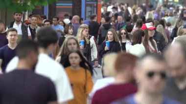 Bir şehir caddesindeki kalabalık, ağır çekim, Kyiv, Ukrayna.