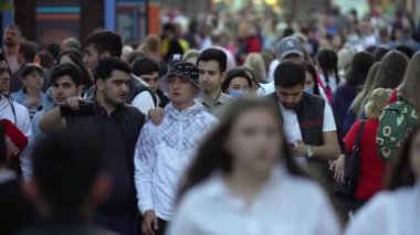 Bir şehir caddesindeki kalabalık, ağır çekim, Kyiv, Ukrayna.